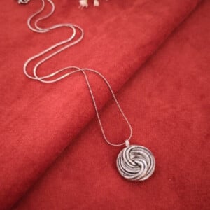 Ketting met een verhaal — ✿ — vintage hanger (ca. 1940–1950)