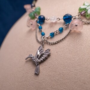 Ketting met kolibri en bloemenkralen