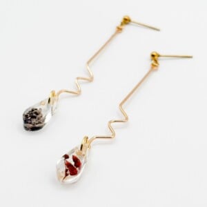 Lange Sierlijke Druppelhanger Oorbellen met Echte Bloemen uit Scheveningen (The Final Chapter)