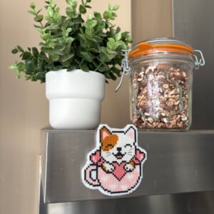 Lieve Kat in Mok Magneet – Handgeborduurd Cadeau voor Kattenliefhebbers