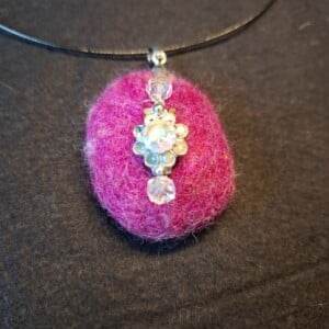 "Magenta Sparkle" – Handgemaakt Sieraad met Kristalaccent