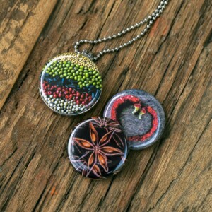 Medaillon ketting met close up foto`s van diverse specerijen en kruiden.Uniek cadeau voor iemand die dol is op koken.. Roest vrij stalen ketting,rvs medaillon,roestvrij staal medaillon.