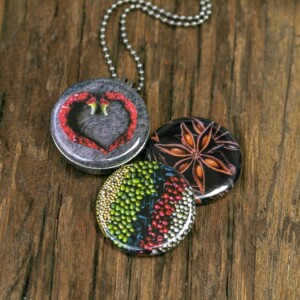 Medaillon ketting met close up foto`s van diverse specerijen en kruiden.Uniek cadeau voor iemand die dol is op koken.. Roest vrij stalen ketting,rvs medaillon,roestvrij staal medaillon.