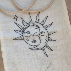 Met de hand geborduurde wanddecoratie op natuurlijk linnen "The Lovers"