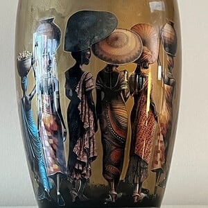 MUSE -handgemaakte glazen designvaas met Afrikaanse kunst – statement piece voor boho & modern interieur