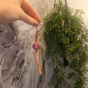 Oranje Discobal macramé sleutelhanger