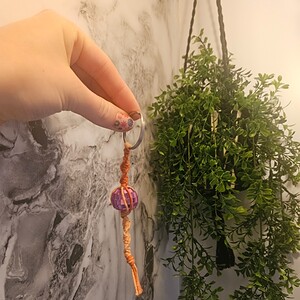 Oranje Discobal macramé sleutelhanger