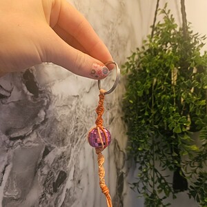 Oranje Discobal macramé sleutelhanger