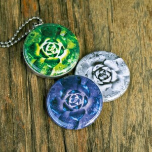 Roestvrijstalen medaillon met groen wit en blauwe afbeelding, fotoart,fotokunst. Rvs/roesvrij stalen fotomedaillon. Voor het dicht bij je dragen van je favoriete foto.