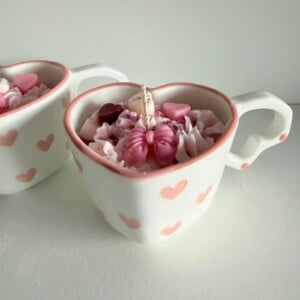 Romantische geurkaars in hartvormig kopje — handgemaakt & uniek