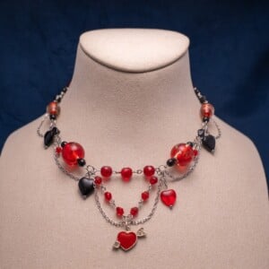 Romantische ketting met zwarte en rode glaskralen en hartjes