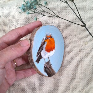 Roodborstje op houtschijf