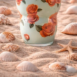 ROSÉ -Kleurrijke glazen vaas met rozenprint (20 cm) – perfect voor boho, eclectic & maximalistisch interieur