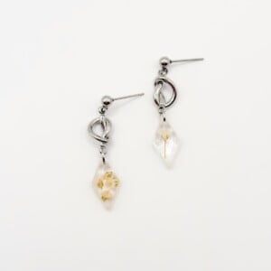 Sculpturele Knoop Oorbellen met Diamantvormige Hangers Gevuld met Echt Gipskruid (The Classics)