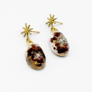 Sierlijke Ster Oorbellen met Kiezelhangers met Echte Bloemen uit Scheveningen (The Final Chapter)