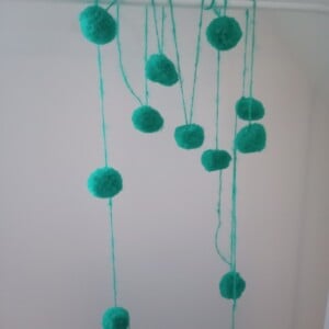 slinger met pomponnetjes, groen