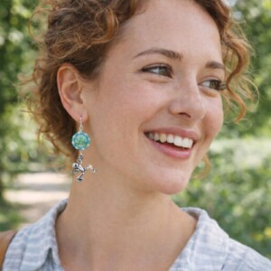 Speels & vrolijk – Lichte kikker oorbellen met een vrolijke twist