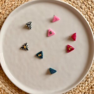 Handgemaakte kleurrijke driehoek oorbellen met strepen – Sparkling Studs