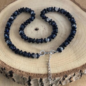 Stoer & elegant – handgemaakte statement ketting in denim blauw