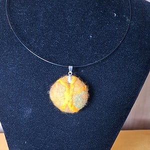 "Summer Solstice" – Artistieke Hanger in Okergeel