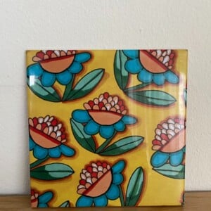 Tegel met vrolijk bloem motief