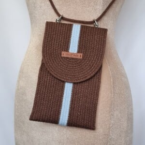 Telefoontasje – chocoladebruin met lichtblauw accent