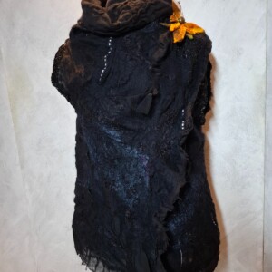 Titel: Artistiek Handgevilt Statement Vest – Uniek Design met Fonkelende Rug-Art