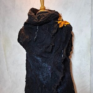 Artistiek Handgevilt Statement Vest – Uniek Design met Fonkelende Rug-Art