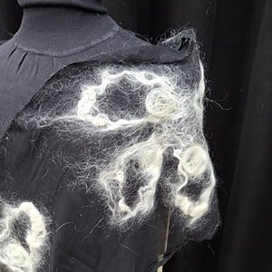 Titel: Exclusieve Chiffon Zijden Sjaal – Handgevilt met Organische Witte Wol