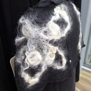 Titel: Exclusieve Chiffon Zijden Sjaal – Handgevilt met Organische Witte Wol