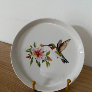 Toonbordje met bloem en kolibrie