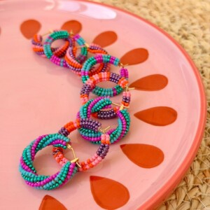 Kleurrijke creolen met twisted herringbone patroon