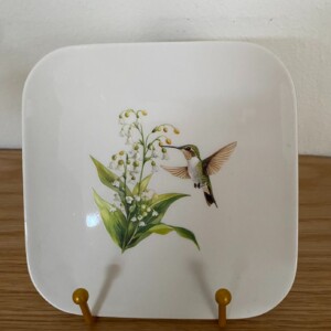 Vierkant bordje op standaard met lelietjes van dalen en vogeltje