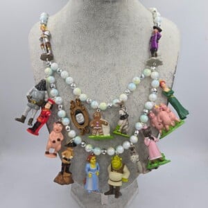 Vintage Shrek en Fiona figuurtjes aan een Statement ketting
