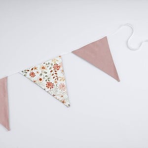 Vlaggenlijn Peachy Blossom | Pastel kleur (Roze / Beige / Neutraal / Aarde tinten) met bloemen slinger met driehoek vlaggetjes gemaakt van stof
