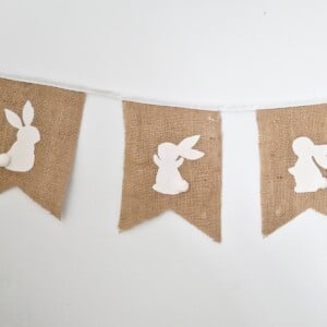 Vlaggenlijn van jute met Paashaas | Paasdecoratie slinger met vaandel vlaggetjes