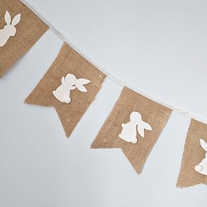 Vlaggenlijn van jute met Paashaas | Paasdecoratie slinger met vaandel vlaggetjes