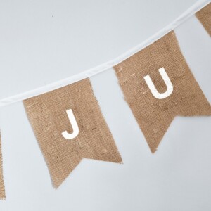 Vlaggenlijn van jute met tekst Just Married op vaandel vlaggetjes