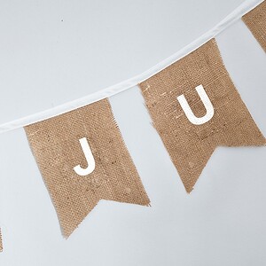 Vlaggenlijn van jute met tekst Just Married op vaandel vlaggetjes