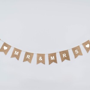 Vlaggenlijn van jute met tekst Mr & Mrs op vaandel vlaggetjes