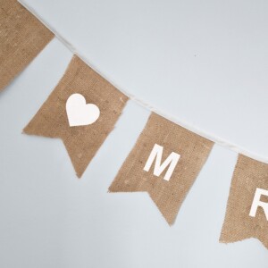 Vlaggenlijn van jute met tekst Mr & Mrs op vaandel vlaggetjes