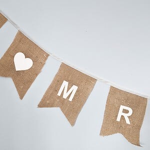Vlaggenlijn van jute met tekst Mr & Mrs op vaandel vlaggetjes