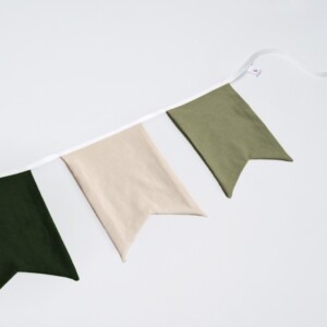 Vlaggenlijn Wandering the forest | Licht groen / Donker groen / Beige slinger met vaandel vlaggetjes gemaakt van stof