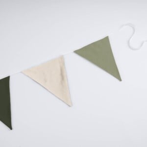 Vlaggenlijn Wandering the forest | Pastel kleur (Groen / Beige) slinger met driehoek vlaggetjes gemaakt van stof