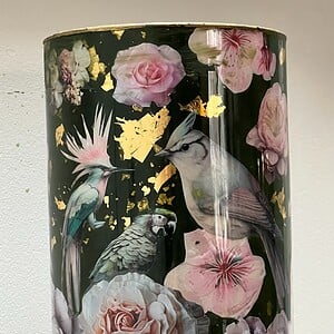 WILD - statement designvaas met vogels, bloemen en goudaccenten