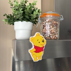 Winnie de Poeh Geborduurde Magneet – Handgemaakt & Uniek