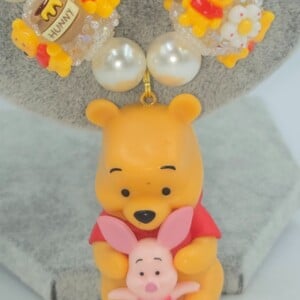 Winnie de Pooh ketting met bijzondere kralen.