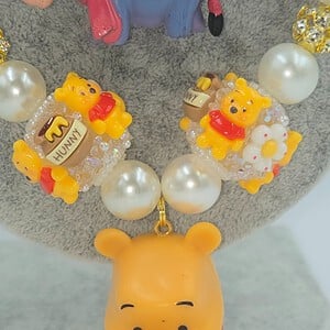Winnie de Pooh ketting met bijzondere kralen.