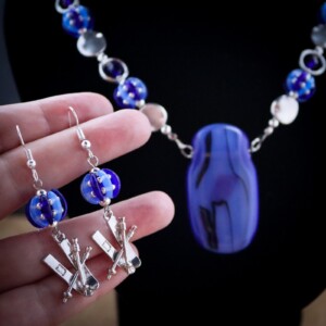 Winters & speels – handgemaakte sieradenset met ketting en ski oorbellen