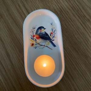 Wit bakje met lief vogeltje